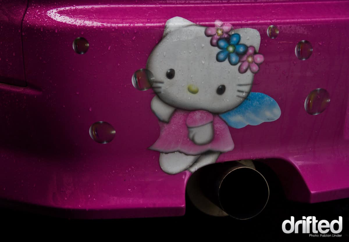 the Kitty watches that no children climb in the exhaust