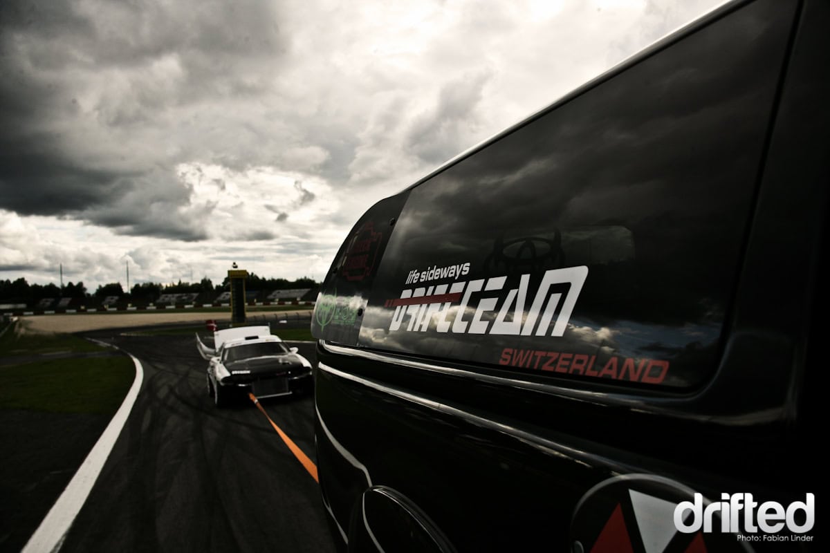 The R32 by the Tomason drift team also ended up at the rope of the Toyota