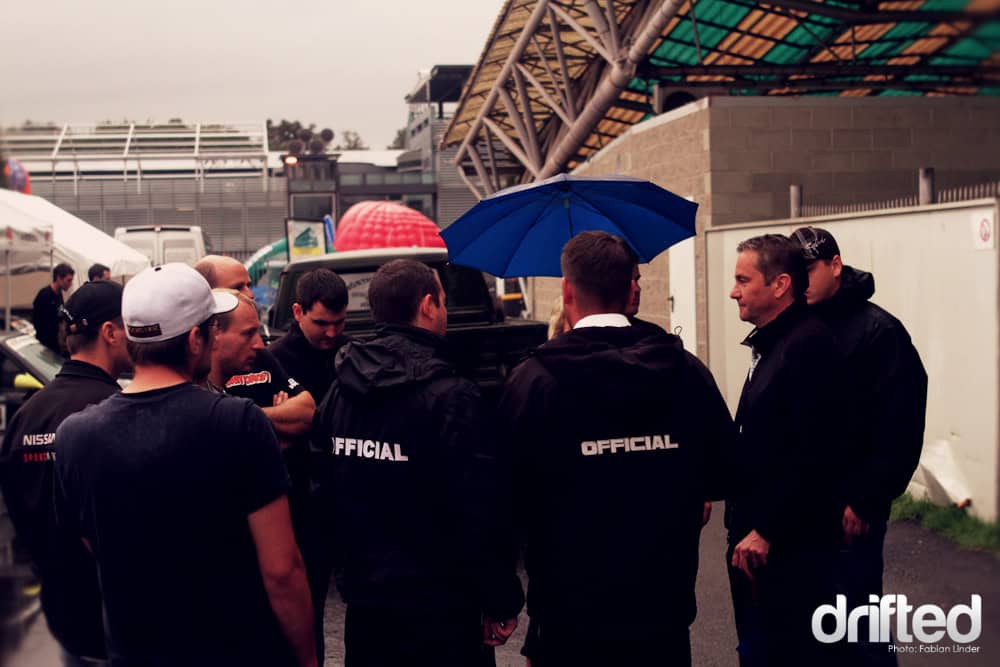 After an hour, the rain started to weaken, so the officials could inform the drivers to get ready