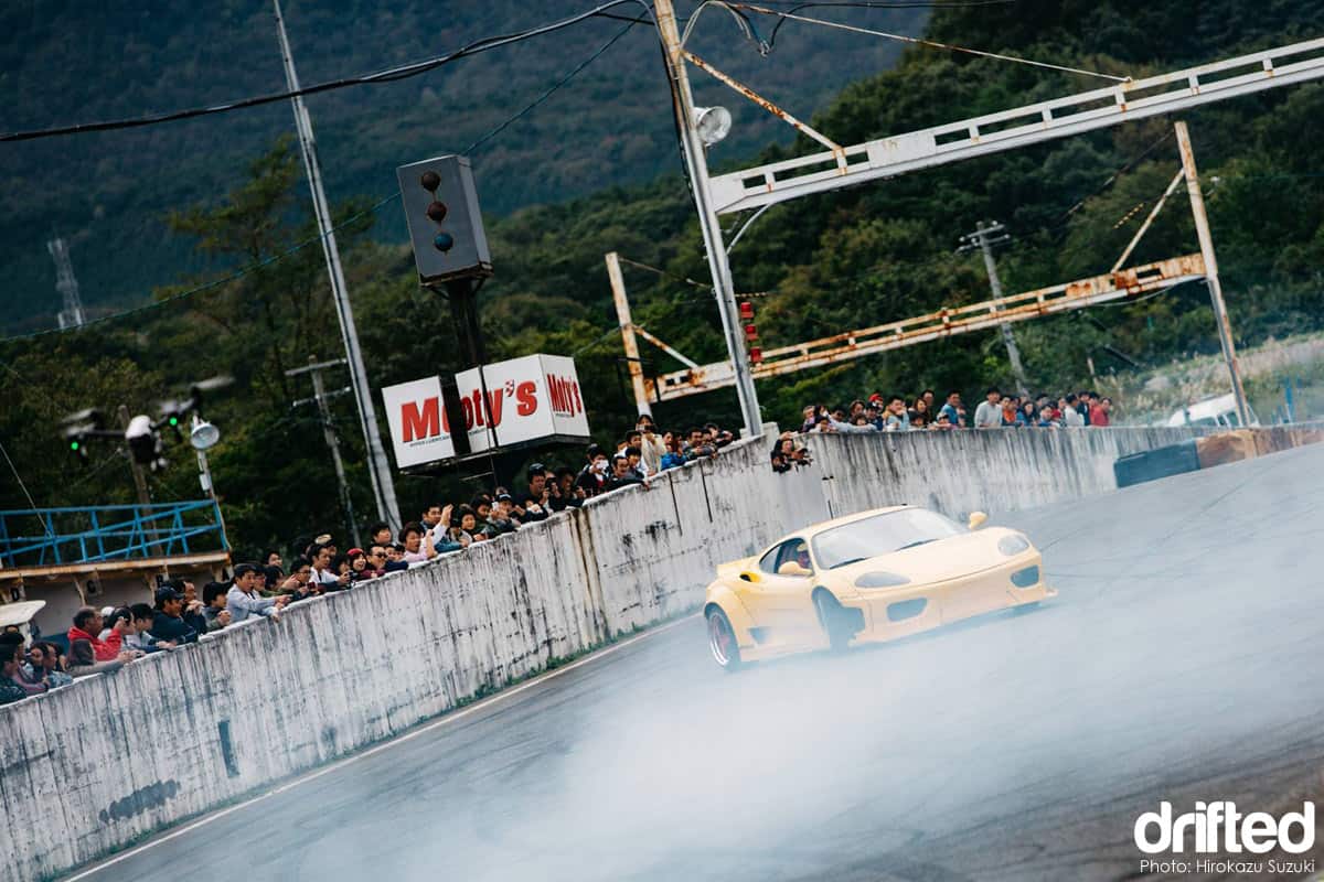 ARIOS X Liberty Walk Ferrari F360 - Image Arios X Liberty Walk Ferrari F360 Modena drift car smoke screen