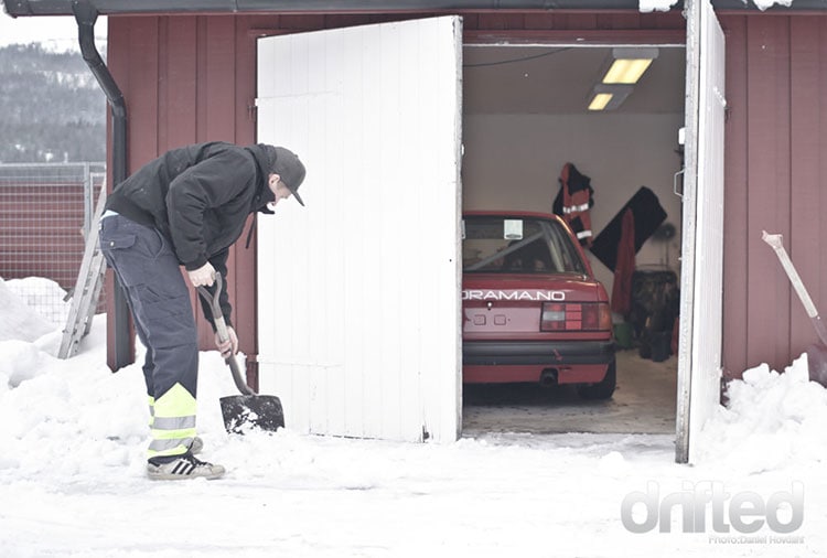 How Long Can a Car Sit Without Being Driven? - Image dig car out of snow