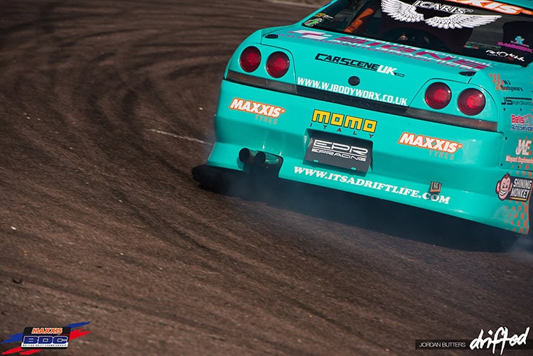 Why Is The Nissan Skyline Illegal In The United States? - Image nissan skyline r33 drifting